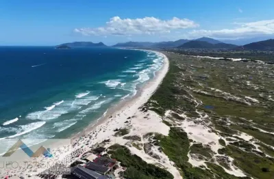 <p>descubra o seu novo lar na charmosa barra da lagoa, em florianópolis! esta casa à venda oferece 55m² de área útil, distribuídos em 3 dormitórios aconchegantes, perfeitos para acomodar toda a 