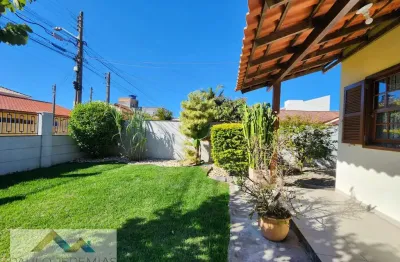 Descubra o verdadeiro significado de viver bem nesta casa encantadora localizada no coração dos ingleses do rio vermelho, em florianópolis. com 175m² de área útil, o imóvel oferece todo o conforto e p