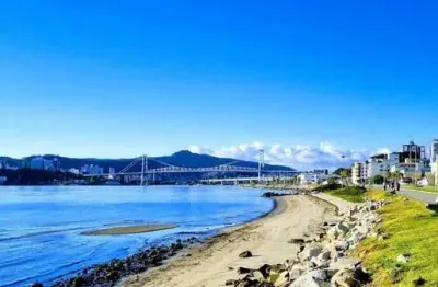 Descubra o privilégio de viver no edifício hamilton araújo top residence, um dos empreendimentos mais desejados do estreito, em florianópolis. este espetacular apartamento à venda oferece 199,68m² de