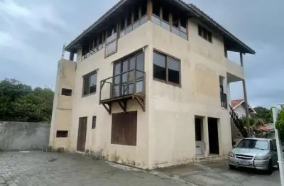 Alugue apartamento 3 dormitórios no santinho, florianópolis. 1 banheiro, excelente localização. r$2500/mês.