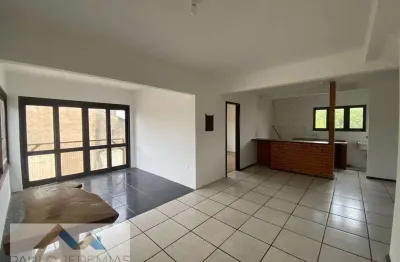 Alugue apartamento 3 dormitórios no santinho, florianópolis. 1 banheiro, excelente localização. r$2500/mês.