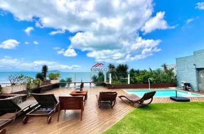 Casa de condomínio frontal ao mar de manguinhos, com piscina e sauna privativas.