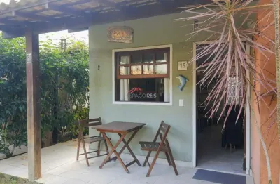 Casa com 02 quartos em condomínio em frente a praia