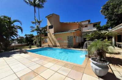 Imóvel em condomínio na tartaruga, com 220m² de area construída em terreno de 800m², á 10min de caminha ate o centro e a 5min da praia