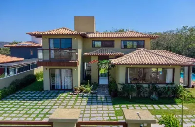 Linda casa recém construída em terreno de 1000m², com 05 suítes, piscina e área gourmet, no centro da cidade, a 950m da rua das pedras