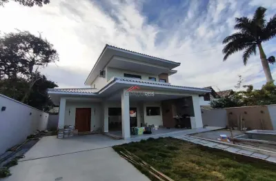 Casa à venda com 03 suítes e piscina em condomínio em búzios