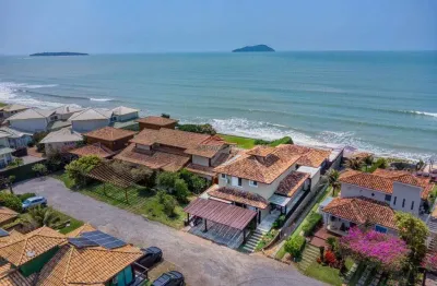 Casa a venda frontal mar, 05 suítes, em condômino na praia de manguinhos.