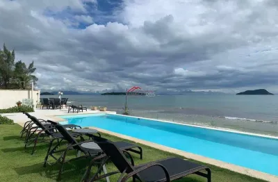 Flat com 1 suíte, vista mar e área gourmet em condomínio.
