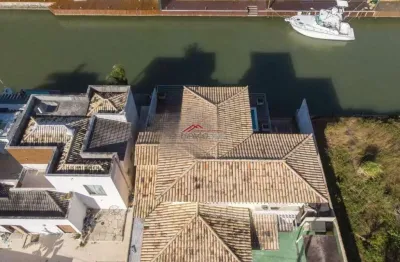 Casa com 06 quartos e piscina na beira do canal na marina em búzios
