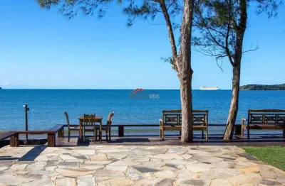 Casa em condomínio pé na areia com 03 suítes em manguinhos búzios