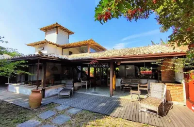 Casa à venda com 03 suítes a poucos passos da praia de manguinhos