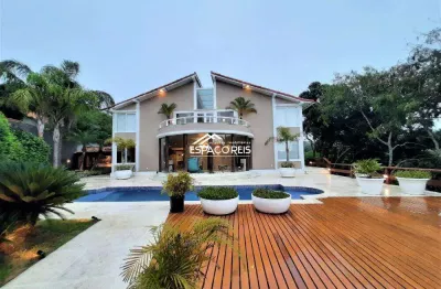 Mansão de 600m de área construída, na ferradura com vista mar, 06 quartos, piscina e a 30m da areia da praia.