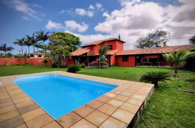 Casa à venda com 04 quartos e piscina a 300 metros da praia em búzios