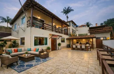 Casa com vista panorâmica 3 quartos e 3 apartamentos em Buzios