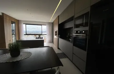 Linda cobertura com vista livre e permanente para o mar e para as duas pontes de Florianópolis, incluindo a icônica Ponte Hercílio Luz