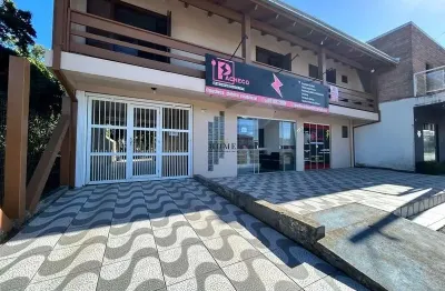 Prédio comercial com salas comerciais e residência na parte superior