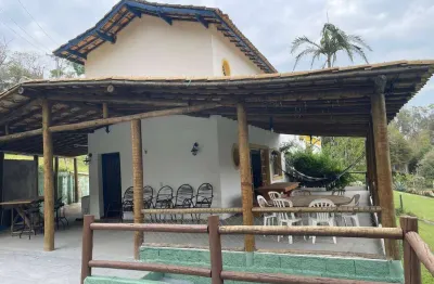 Linda chácara com 2.500 m²/ casa sede/ nascente à venda em condomínio fechado em atibaia