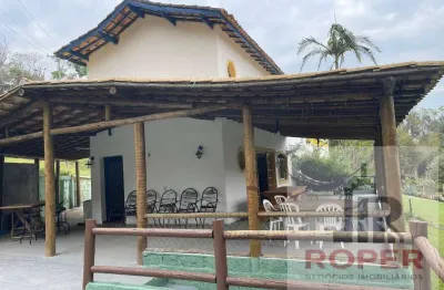 Linda chácara com 2.500 m²/ casa sede/ nascente à venda em condomínio fechado em atibaia