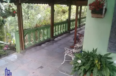 Linda chácara com 6.800 m²/ casa sede + 2 casas/ piscina/ área gourmet à venda em arujá