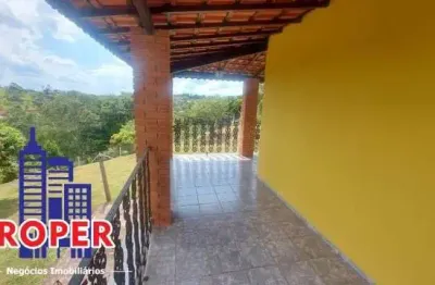 Excelente chácara com escritura e aceita financiamento de 3.800 m² com casa e piscina à venda em campo limpo paulista.