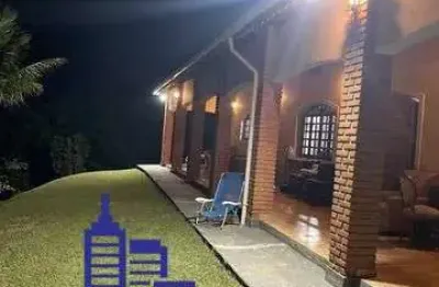 Excelente chácara de 3.200 m²/casa sede/ área gourmet/piscina à venda no condomínio recanto três lagos em piracaia, aceita financiamento bancário