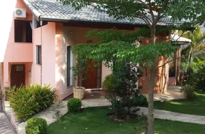 Linda casa em condomínio fechado de alto padrão com 4 dormitórios/4 vagas à venda em arujá, são paulo.