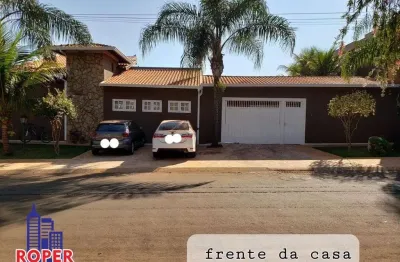 Linda casa com 3 dormitórios/6 vagas/ varanda gourmet e edicula à venda no condomínio fechado haras em jardinopolis.
