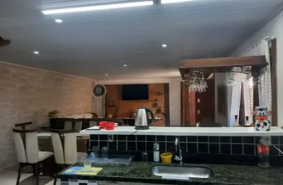 Alugo uma excelente casa com 5 quartos na praia em araruama no bairro praia seca