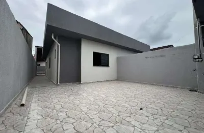 Casa com 2 quartos, piscina e churrasqueira em itanhaém.