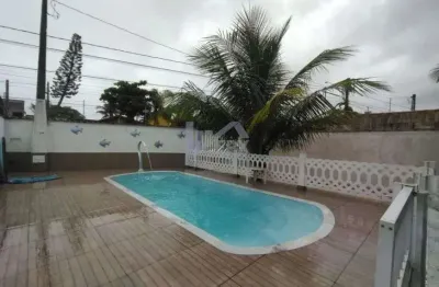 Casa com 2 quartos, piscina e área gourmet com churrasqueira em itanhaém.