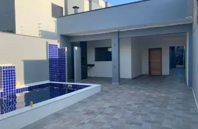 Casa com 2 quartos, piscina e área gourmet em peruíbe.
