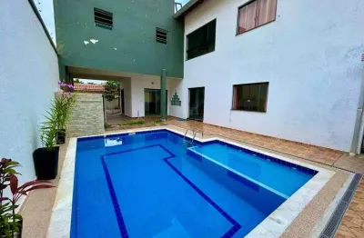 Casa na praia com 4 quartos, piscina e área gourmet com churrasqueira em peruíbe.