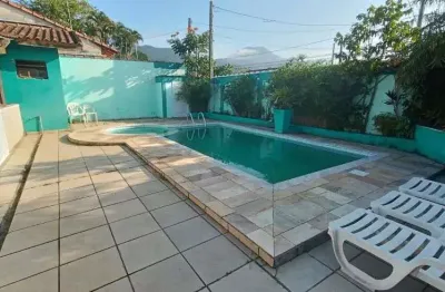 Casa com 4 quartos, piscina, área gourmet e jardim em peruíbe.