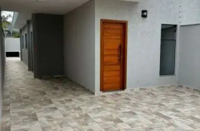 Casa com 2 quartos, piscina e churrasqueira em itanhaém.