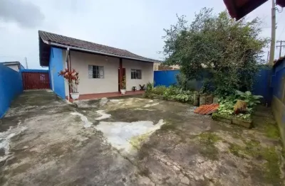 Casa com 2 quartos, espaço para piscina e churrasqueira em itanhaém.