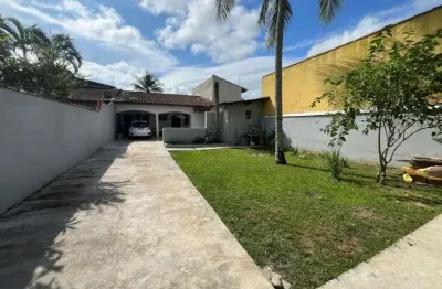 Casa com espaço para piscina, jardim e área gourmet com churrasqueira em itanhaém.
