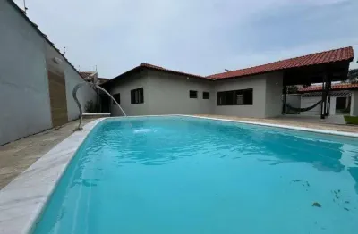 Casa na praia com 4 quartos, piscina, edícula e área gourmet com churrasqueira em itanhaém.