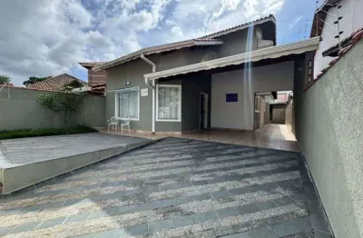 Casa à 150m do mar com piscina e 4 quartos em peruíbe.