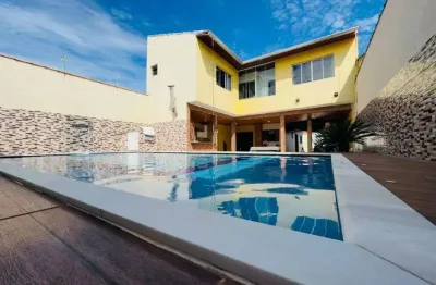 Casa na praia com 5 quartos, piscina e churrasqueira em itanhaém.