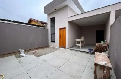Casa com 2 quartos e espaço para piscina em peruíbe.