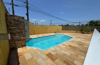 Casa na praia com piscina, 5 quartos e área gourmet com churrasqueira em itanhaém.