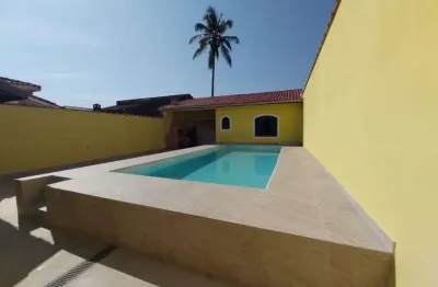 Casa com 2 quartos, piscina e área gourmet com churrasqueira em itanhaém.