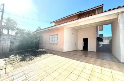 Casa à 50m do mar com 3 quartos, piscina e área gourmet em peruíbe.