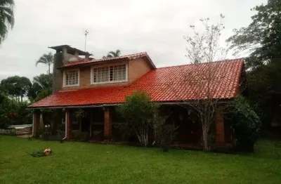 Chácara com 3 quartos, piscina e churrasqueira em itariri.