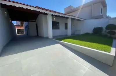 Casa com piscina, 3 quartos e área gourmet em peruíbe.
