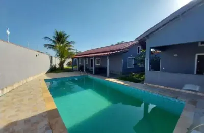 Casa na praia com 4 quartos, piscina, churrasqueira e jardim em itanhaém.