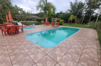 Chácara com piscina, 5 quartos e área gourmet com churrasqueira em itanhaém.