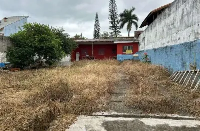 Casa com espaço para piscina à 700m do mar em peruíbe.