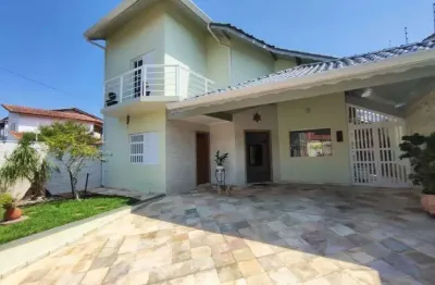 Casa com 3 quartos, área gourmet e jardim em peruíbe.
