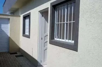 Casa em condomínio com 2 quartos, piscina e churrasqueira em itanhaém.